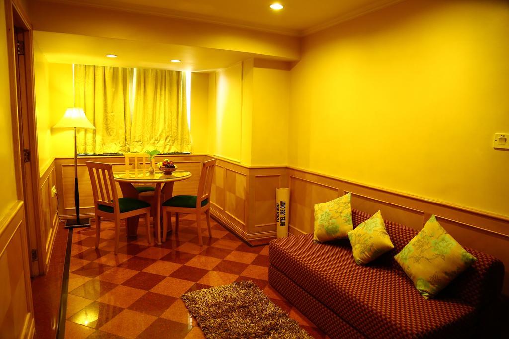 טירופאטי Kences Hotel -Opp Apsrtc Bus Stand מראה חיצוני תמונה