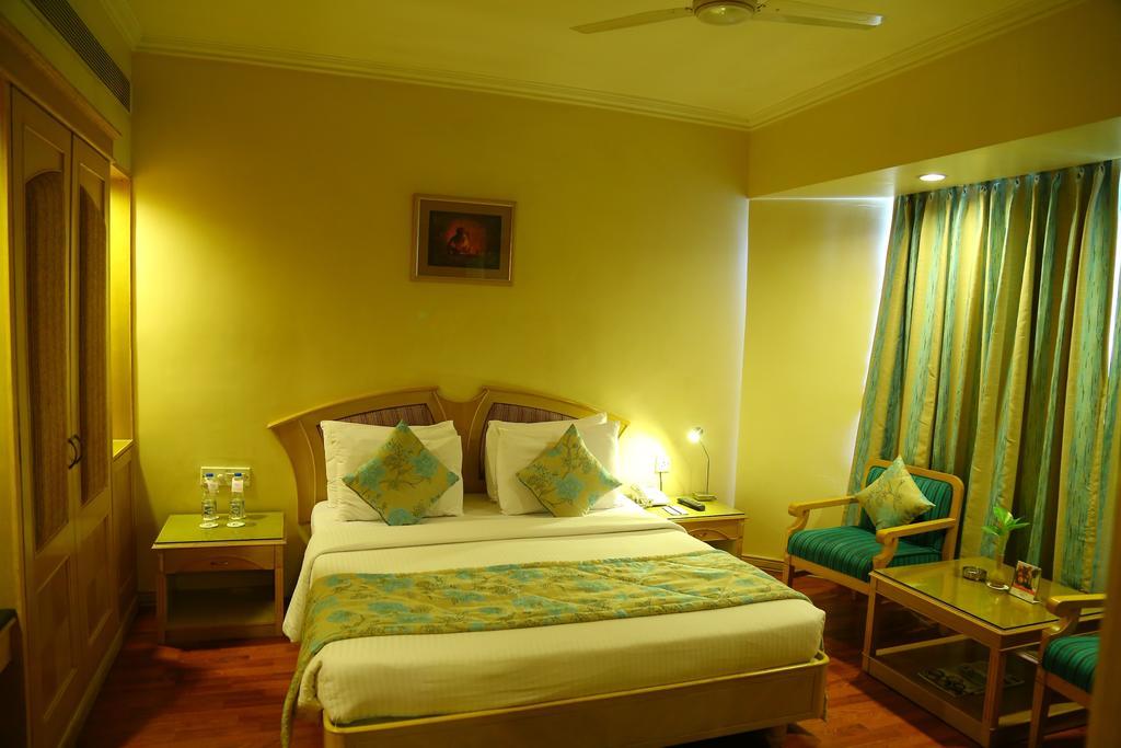 טירופאטי Kences Hotel -Opp Apsrtc Bus Stand מראה חיצוני תמונה