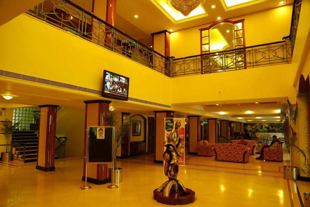 טירופאטי Kences Hotel -Opp Apsrtc Bus Stand מראה חיצוני תמונה