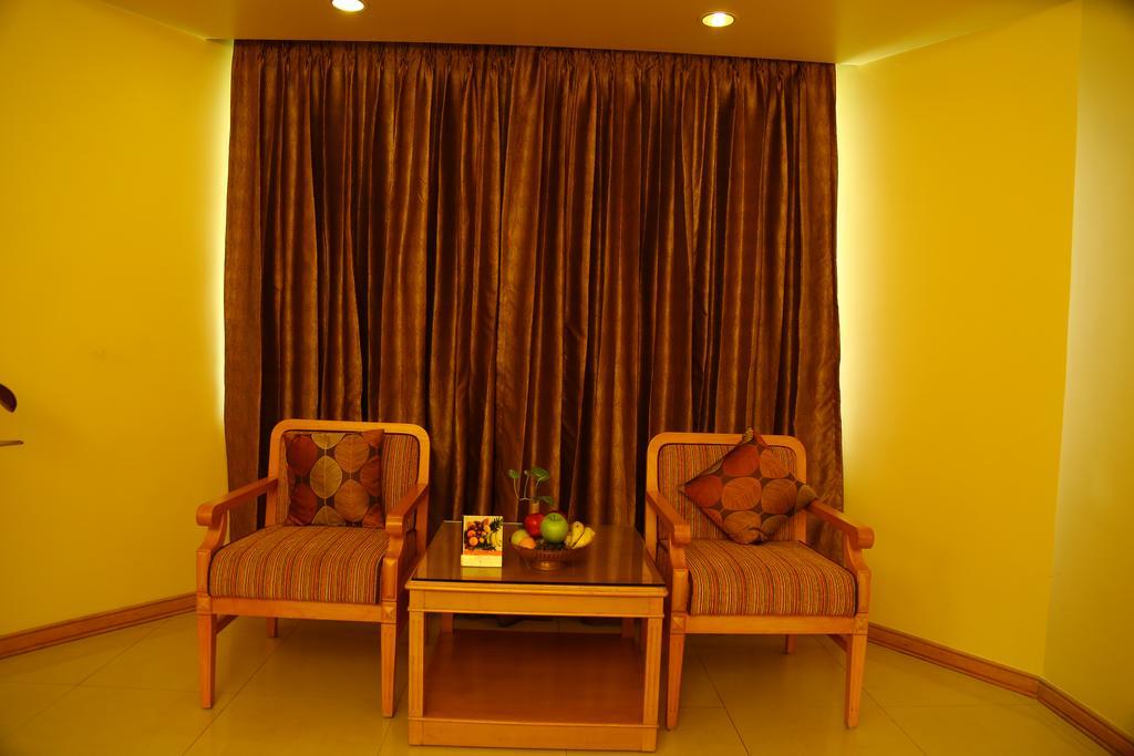 טירופאטי Kences Hotel -Opp Apsrtc Bus Stand מראה חיצוני תמונה