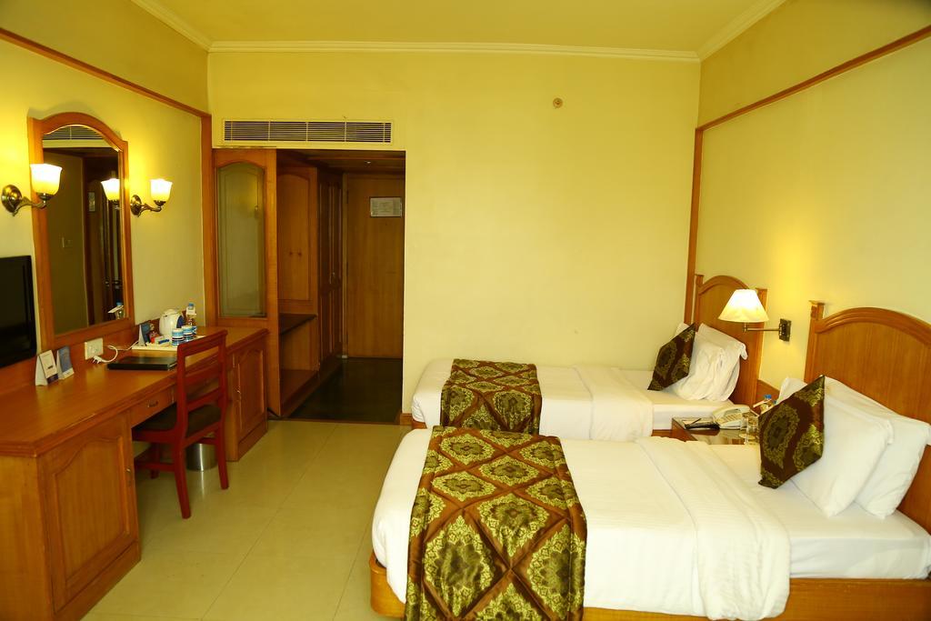 טירופאטי Kences Hotel -Opp Apsrtc Bus Stand מראה חיצוני תמונה